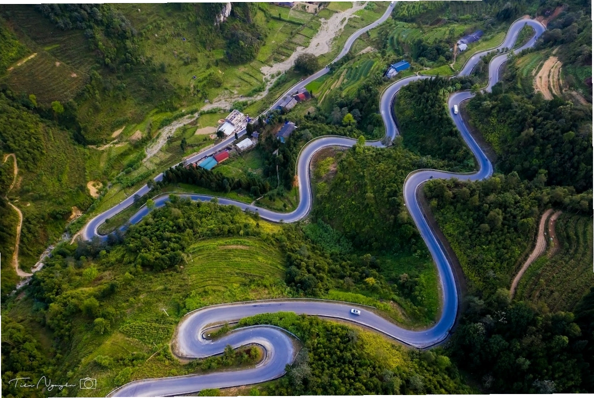 Người dân tộc thiểu số trong trang phục truyền thống tại chợ phiên
