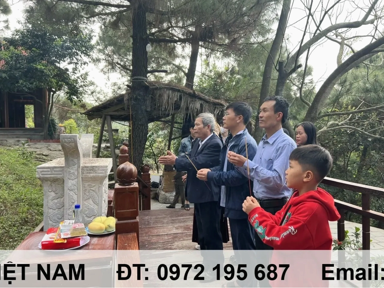 Người dân và du khách viếng thăm Mộ Đại tướng Võ Nguyên Giáp
