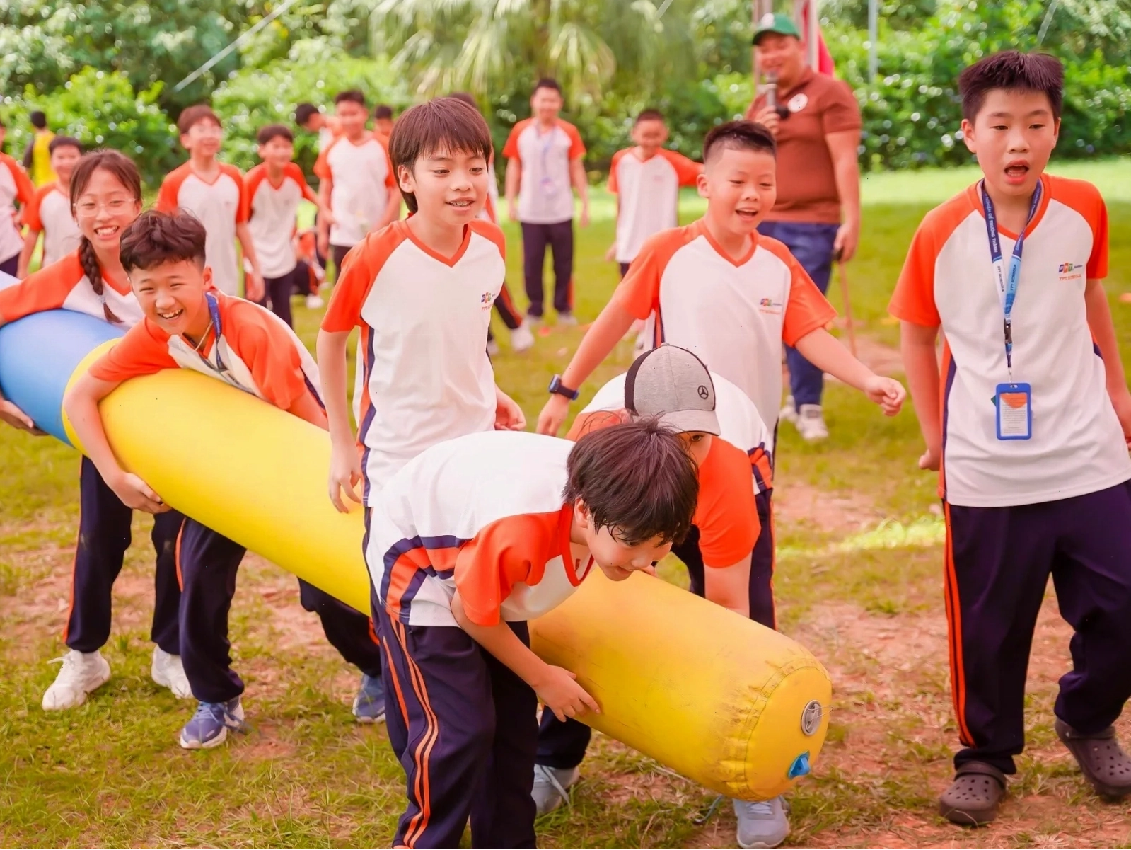 Người đang đứng trên đỉnh núi, nhìn về phía chân trời, biểu tượng của sự thành công