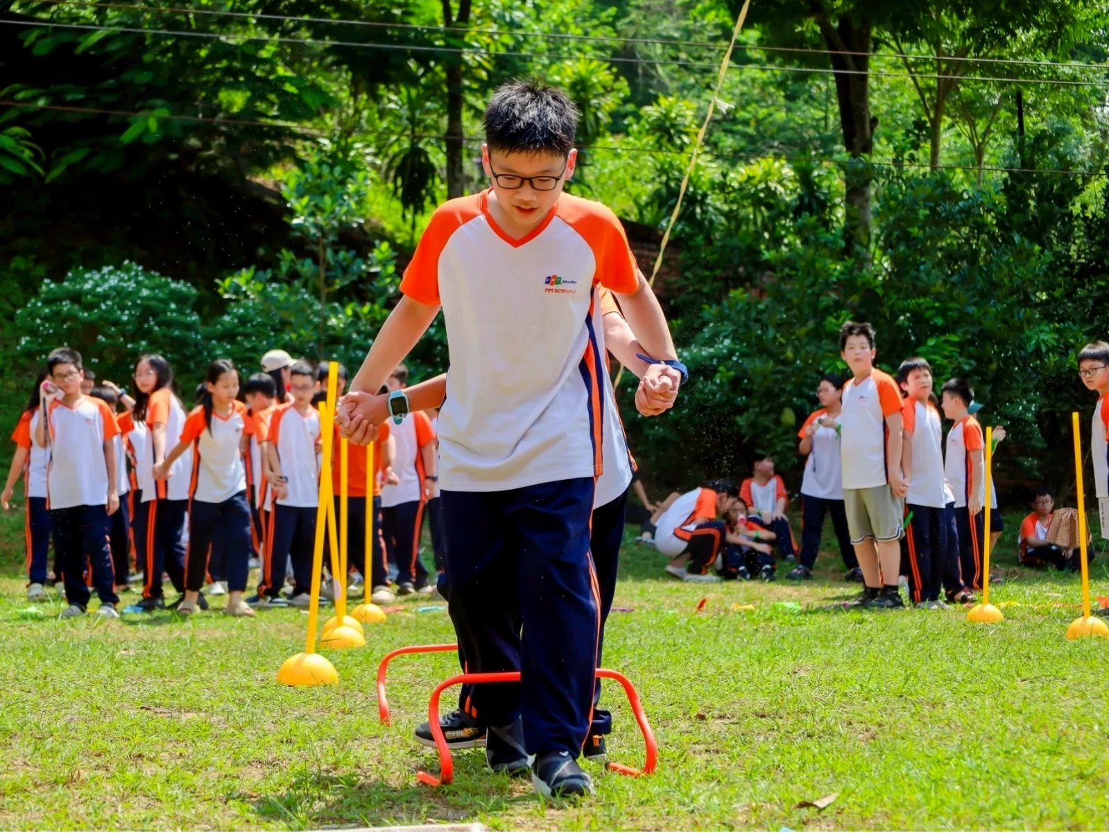 Người đang suy nghĩ, với các bong bóng suy nghĩ tiêu cực và tích cực