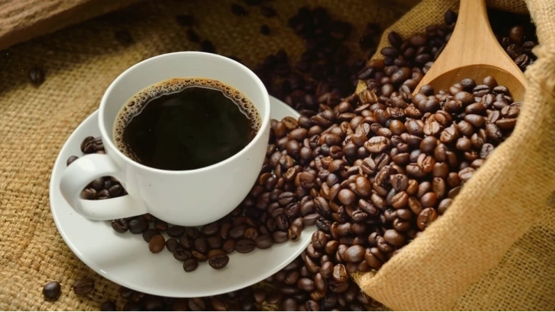 Người đang tự đo huyết áp tại nhà