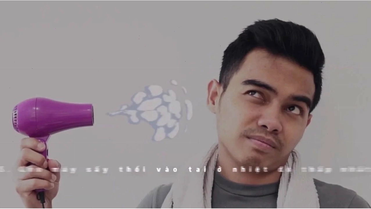 Người đang xịt nước muối sinh lý vào mũi