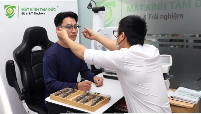 Người dùng xem xét kết quả đo mắt
