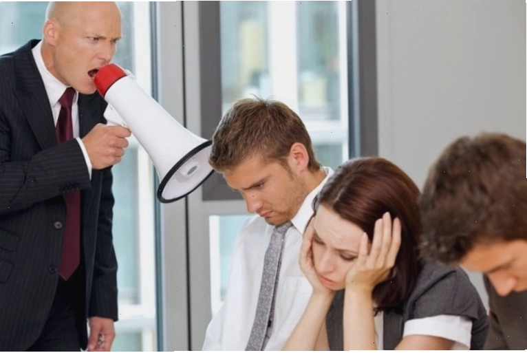 Người với biểu cảm lo lắng, thể hiện sự thiếu tự tin trước đám đông