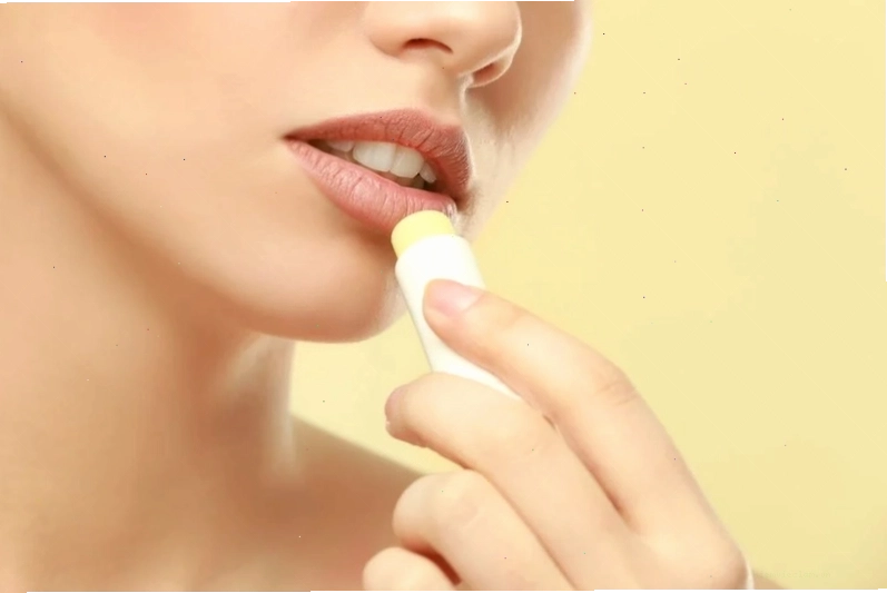 Nguyên nhân gây thâm môi do thói quen sinh hoạt và tác động môi trường