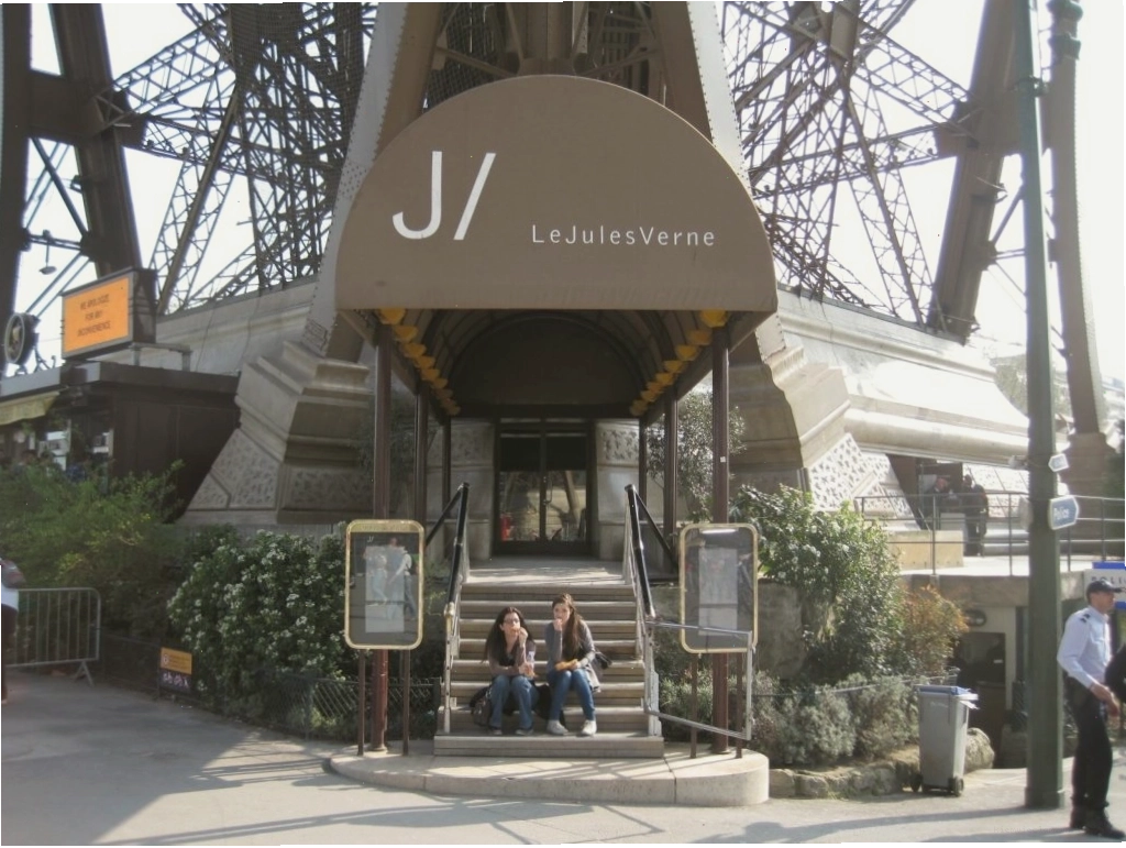 Nhà hàng Le Jules Verne sang trọng trên Tháp Eiffel
