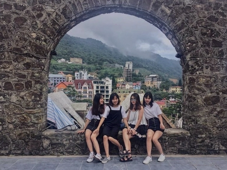 Nhà thờ đá Tam Đảo cổ kính dưới ánh nắng