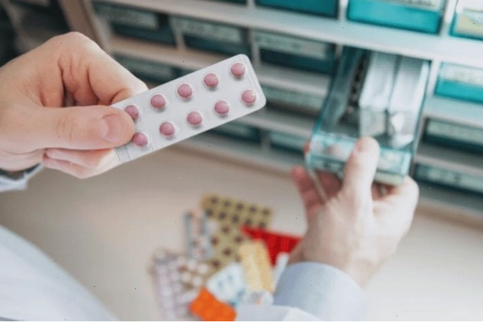 Nhân viên trong phòng thí nghiệm nghiên cứu phát triển dược phẩm