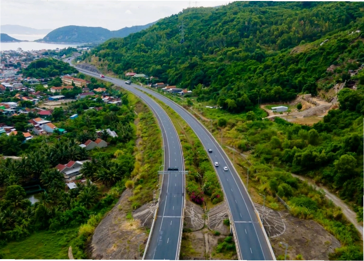 Nhiều loại phương tiện khác nhau di chuyển trên cung đường đèo Cả.
