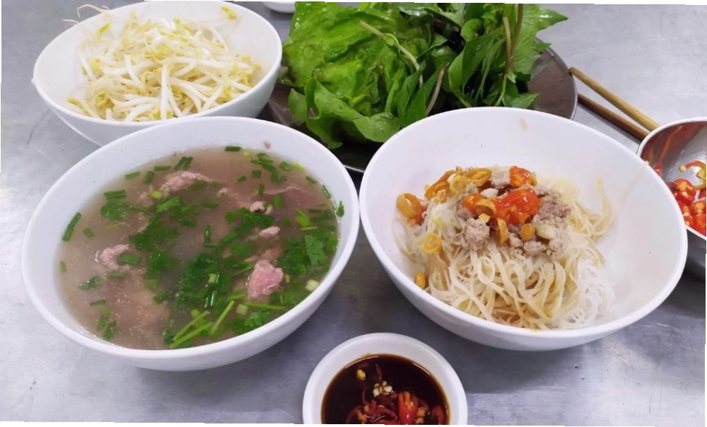 Những con thuyền neo đậu yên bình trên mặt hồ