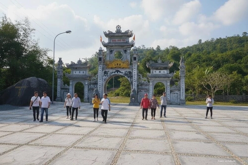 Núi Cầm Sơn là biểu tượng nơi đây, đặc biệt là có ngôi chùa Cầm Sơn cổ kính