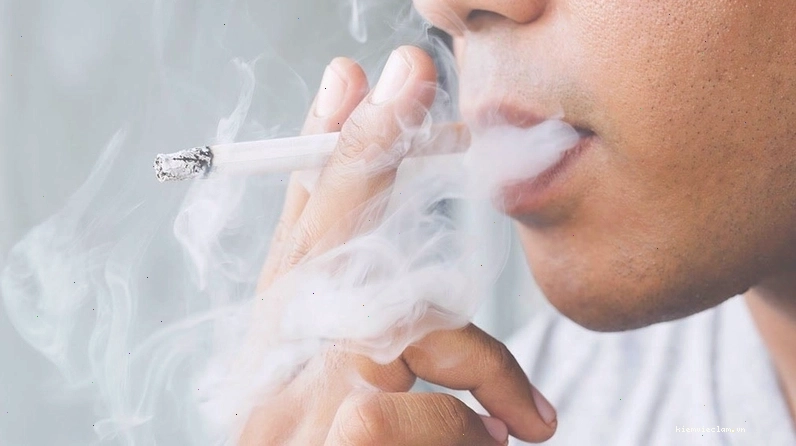 Nước muối ấm giúp sát khuẩn và làm sạch khoang miệng