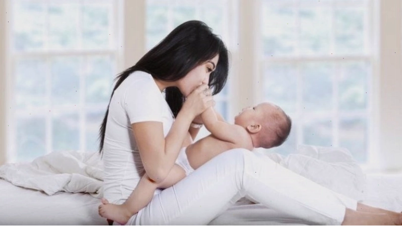 Phân tán sự chú ý của bé khi bị sốt
