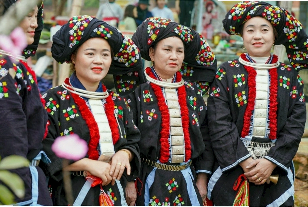 Phụ nữ dân tộc Dao trong trang phục truyền thống giới thiệu các sản phẩm thêu tinh xảo
