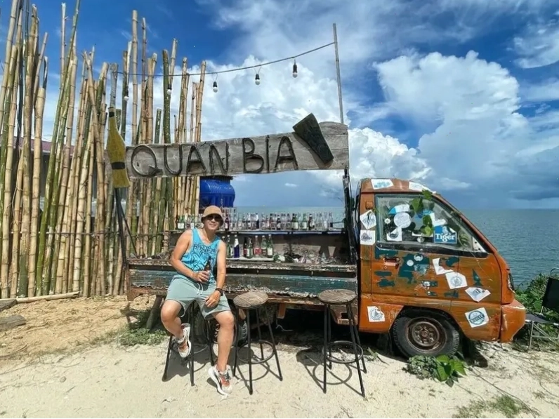 Quán ăn ven biển trên đảo Hòn Sơn với view nhìn ra biển