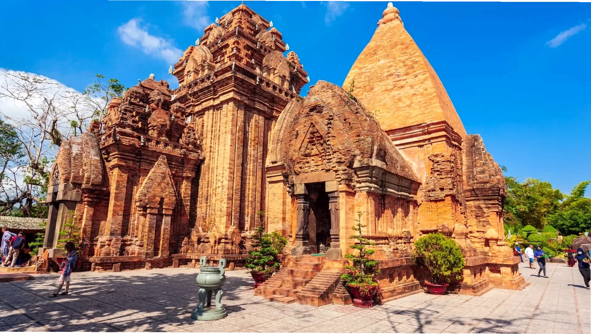 Quần thể Tháp Bà Ponagar Nha Trang