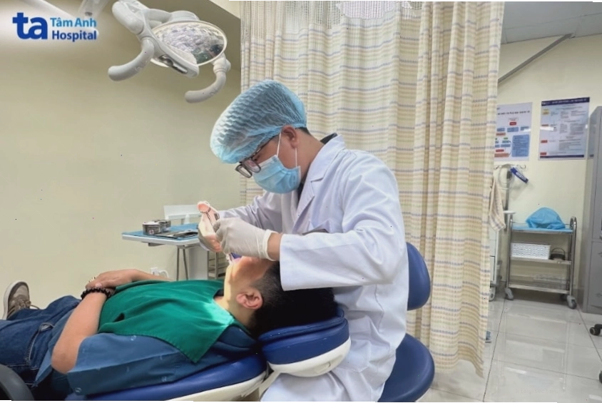 Răng bị tẩy trắng không đều màu tạo thành các đốm trắng hoặc vàng loang lổ