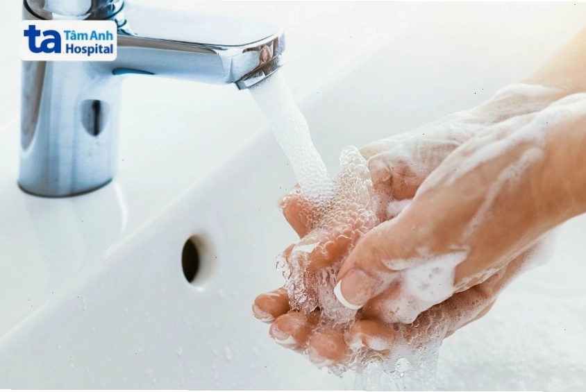 Rửa tay thường xuyên bằng nước sạch và xà phòng giúp phòng ngừa nhiễm khuẩn