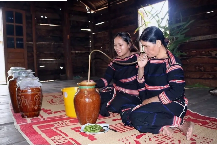 Rượu cần Tây Nguyên đặc trưng
