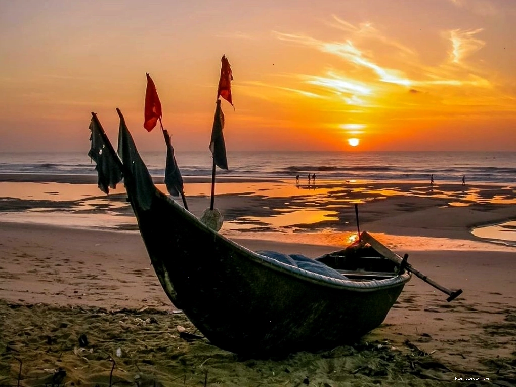 Sóng biển vỗ vào bờ đá tại Phước Hải