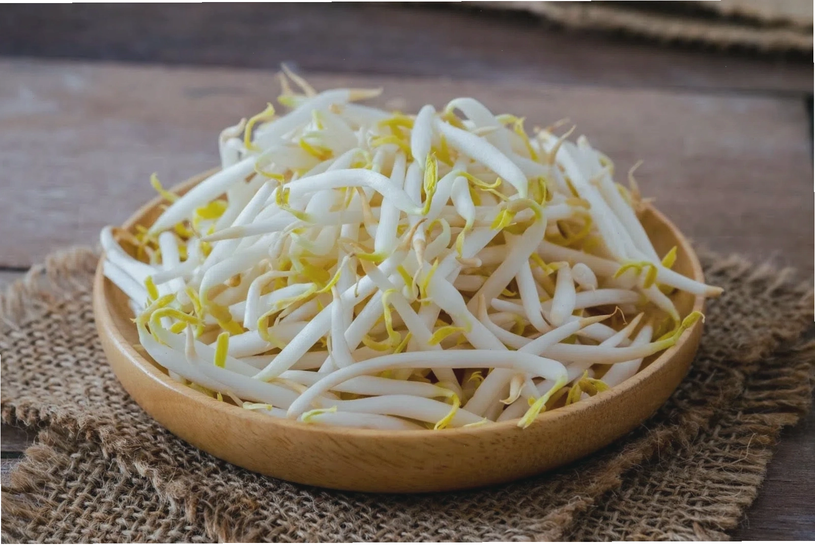 Sử dụng giá đỗ để cải thiện sức khỏe sinh lý là một trong những mẹo dân gian được nhiều người áp dụng