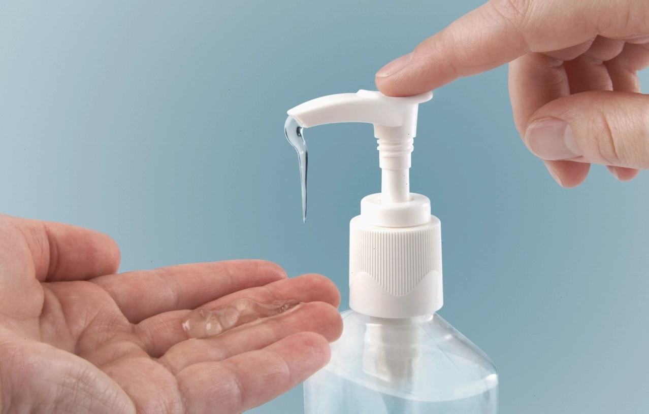 Sử dụng nước rửa tay diệt khuẩn làm sạch bạc