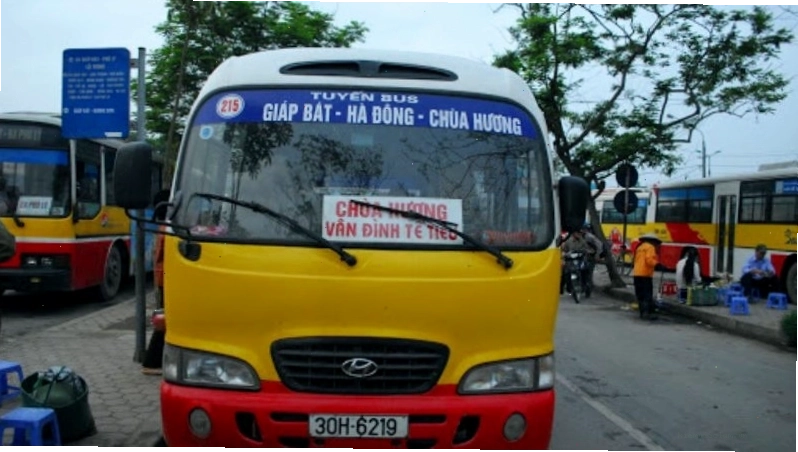 Sử dụng xe buýt là một lựa chọn phổ biến để đến tham quan Chùa Hương