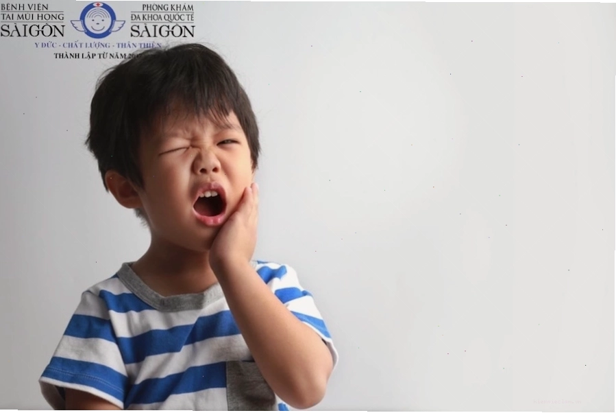Sưng má đau tuyến nước bọt là dấu hiệu điển hình của bệnh quai bị ở trẻ em