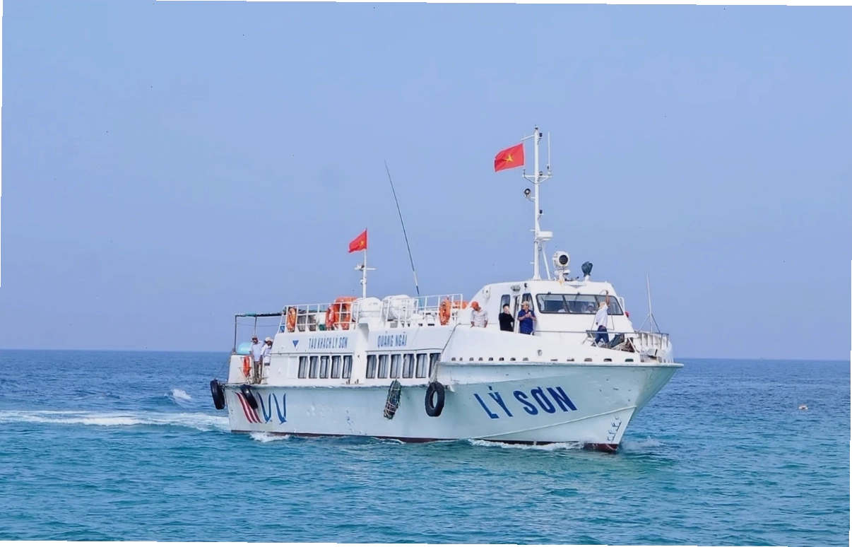 Tàu cao tốc hiện đại di chuyển ra đảo Lý Sơn