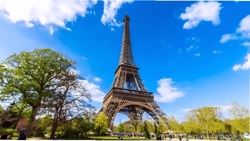 Tháp Eiffel sừng sững giữa lòng Paris