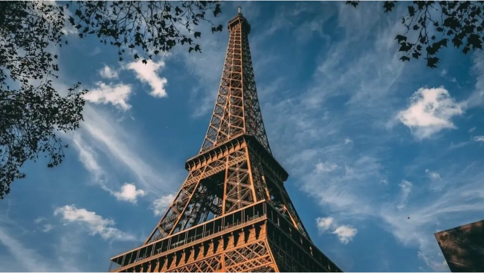 Tháp Eiffel thu hút hàng triệu du khách mỗi năm