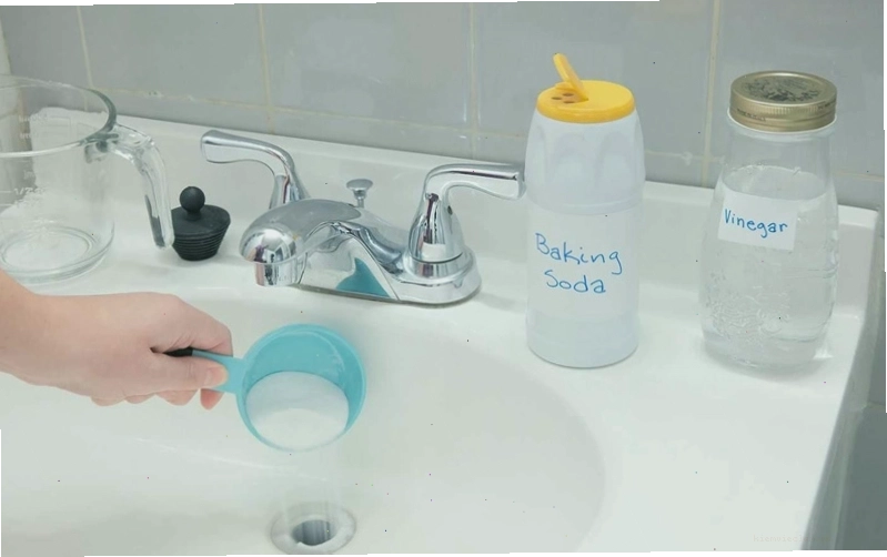 Thông tắc cống dễ dàng tại nhà bằng baking soda và giấm