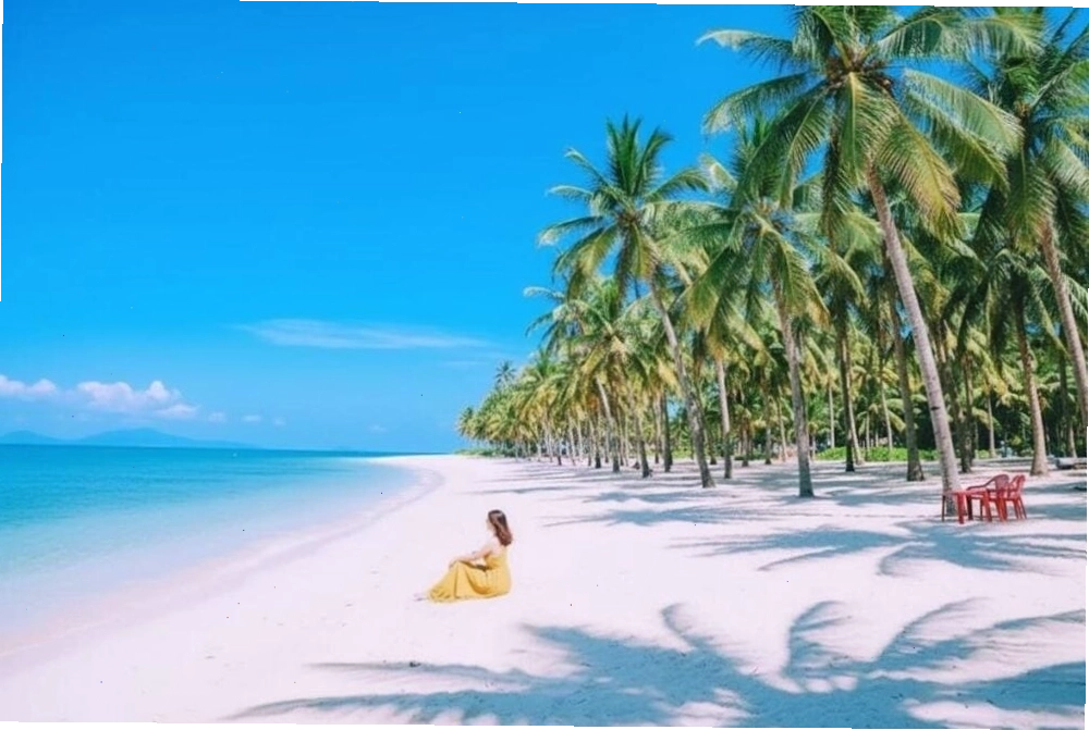 Thư giãn trên bãi cát dài với hàng dừa tại Biển Cửa Đại
