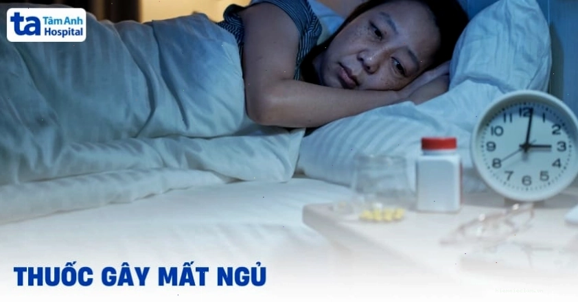 Thuốc gây mất ngủ có thể là hậu quả của việc ngủ muộn kéo dài