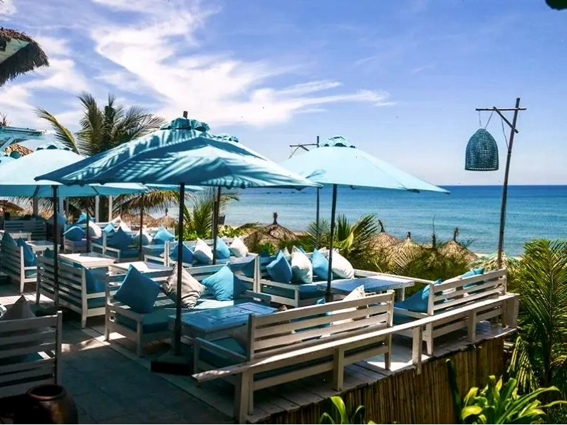 Thưởng thức cafe bên bờ biển An Bàng