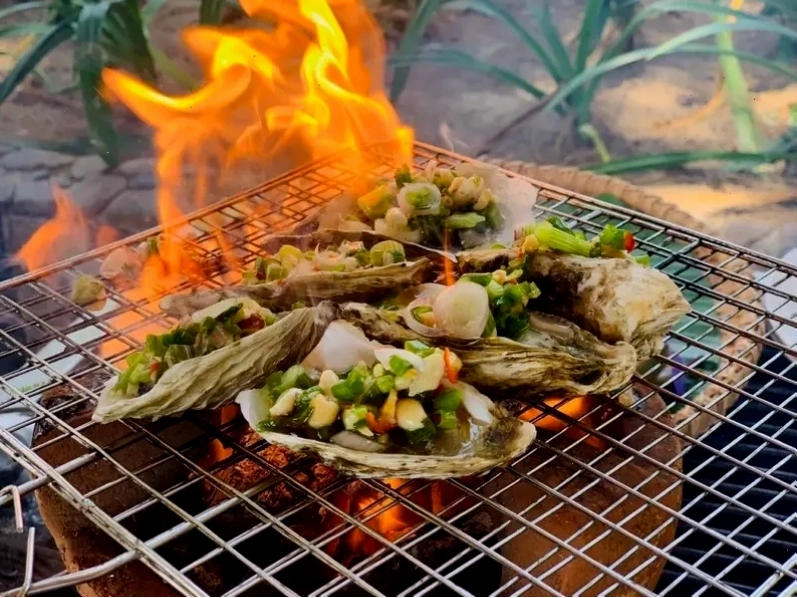 Thưởng thức hải sản nướng tươi ngon tại bãi biển Nhũ Tiên
