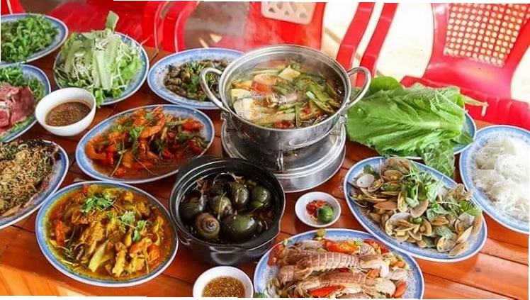 Thưởng thức hải sản tươi ngon tại khu vực biển Nguyễn Tất Thành