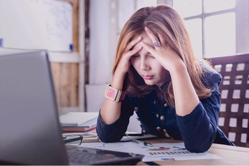 Tia cực tím và ánh sáng từ thiết bị điện tử cũng khiến da yếu đi tạo điều kiện cho mụn thịt phát triển