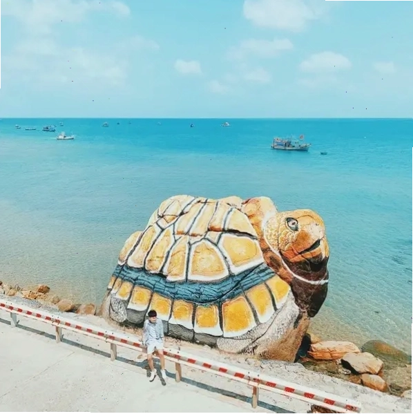 Toàn cảnh Bãi Bàng với cát trắng, biển xanh và hàng dừa
