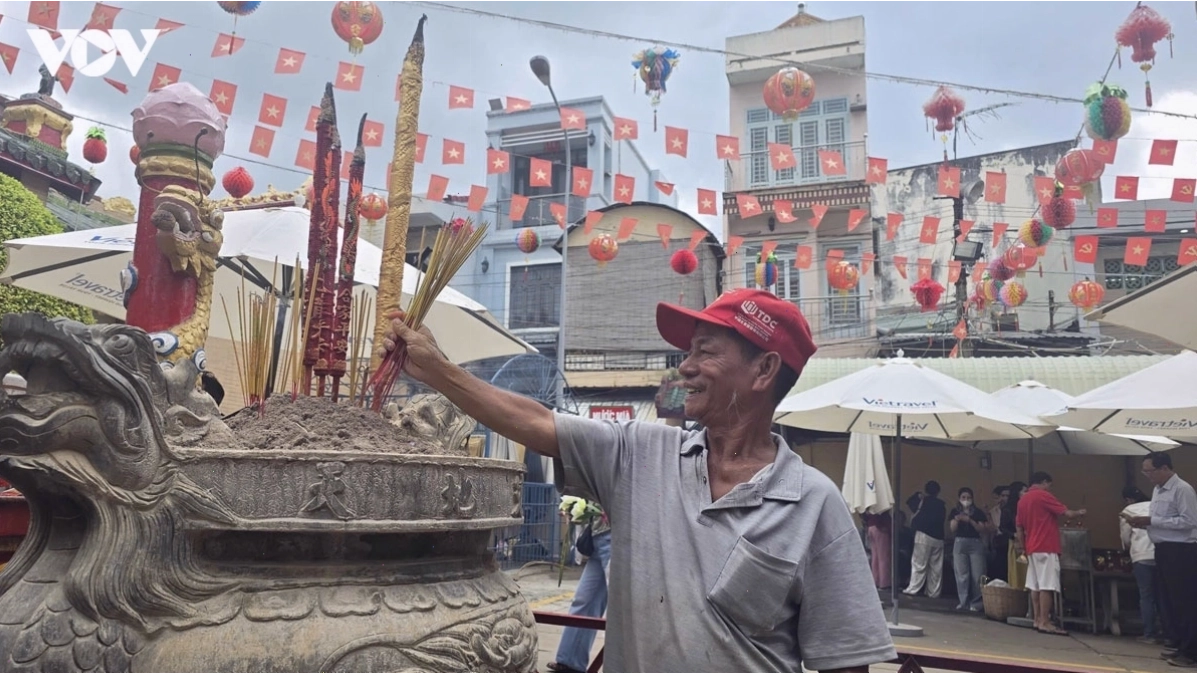 Toàn cảnh Chùa Bà Bình Dương về đêm
