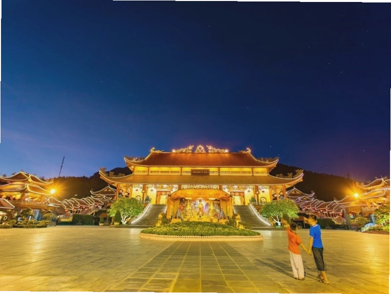 Toàn cảnh Chùa Ba Vàng nhìn từ trên cao xuống, bao quát khu vực xung quanh