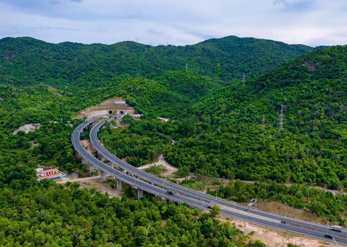 Toàn cảnh đèo Cả nhìn từ trên cao, một cung đường hùng vĩ bắc qua ranh giới hai tỉnh