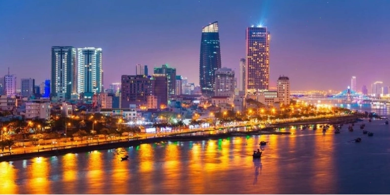 Toàn cảnh một khách sạn ven biển Đà Nẵng với kiến trúc hiện đại