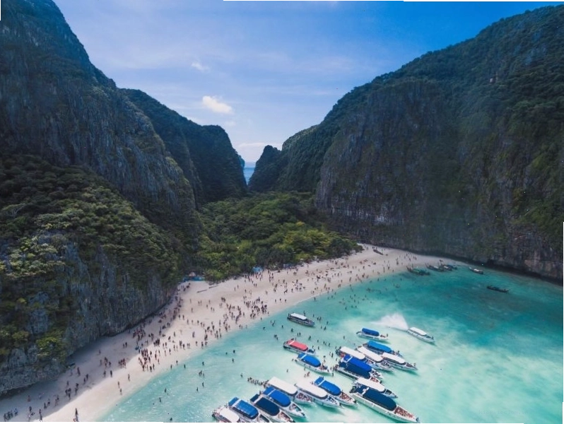 Toàn cảnh Santorini Hy Lạp với những ngôi nhà trắng nhìn ra biển xanh