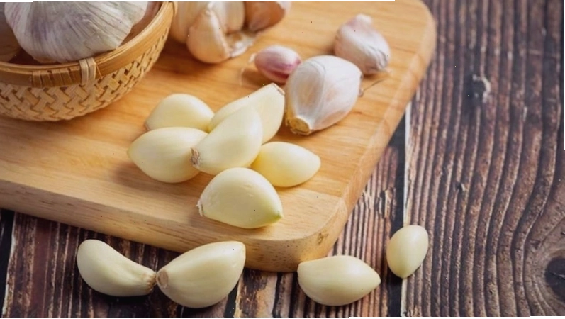 Tỏi và các nguyên liệu tự nhiên thường được dùng trong mẹo chữa viêm tai giữa dân gian