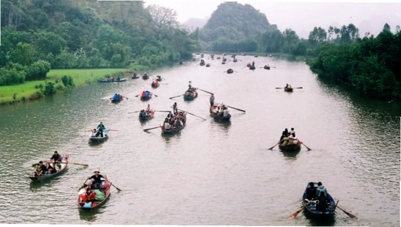 Trải nghiệm chèo thuyền trên suối Yến là hoạt động không thể bỏ qua