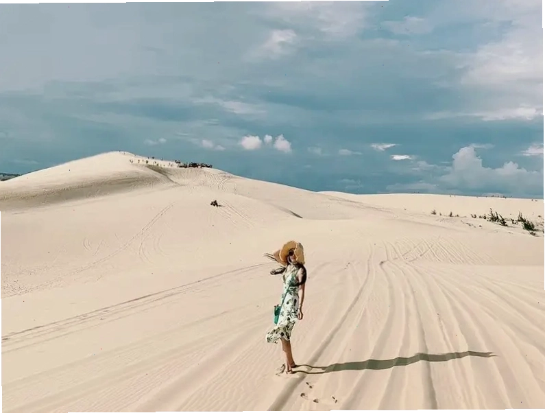Trải nghiệm trượt cát đầy thú vị tại đồi cát Bàu Trắng