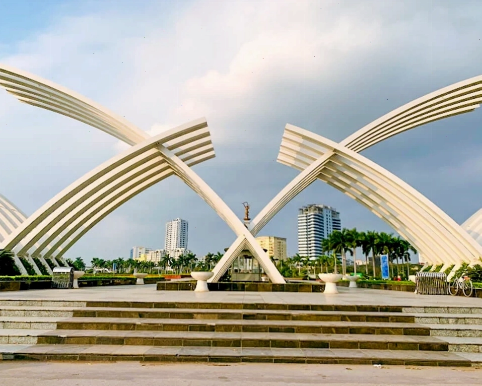 Trẻ em vui chơi tại khu vực xanh của Công viên Hòa Bình
