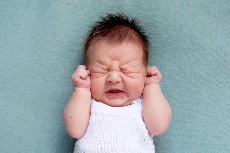 Trẻ nhắm nghiền mắt và khó chịu khi thấy ánh sáng là dấu hiệu mắt trẻ sơ sinh không bình thường