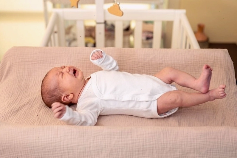 Trẻ sơ sinh giật mình do phản ứng sinh lý hoặc hệ thần kinh chưa phát triển